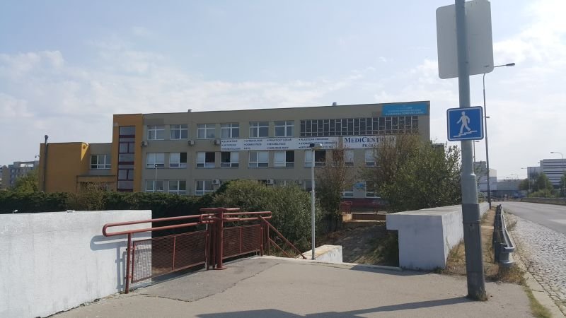 Cesta ze zastávky Dědinova k poliklinice