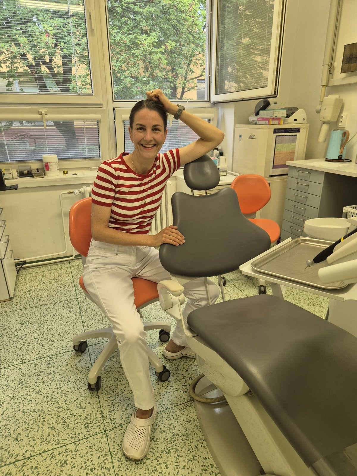 MUDr. Jana Sobotková v ordinaci u zubařského křesla